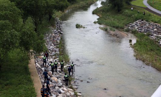 18일 세종시 나성동 제천변에서 경찰이 물에 휩쓸려 실종된 40대 남성을 수색하고 있다. 세종=연합뉴스
