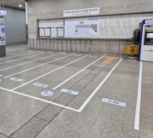 런던베이글뮤지엄 인천점 입장 사전 대기 인원을 위해 인천종합버스터미널 1층에 특별한 대기 공간이 마련되어 있다. 이 자리는 오는 20일까지만 운영한다. 김동환 기자