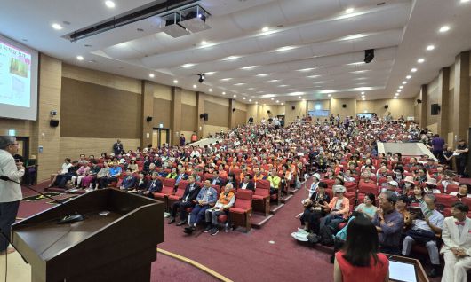 지난 16일 국회에서 열린 ‘2025 맨발걷기 국민운동 지원 법률 제정을 위한 국회 정책 토론회’에서 박동창 맨발걷기국민운동본부 회장이 인사말에서 ‘맨발걷기 국민운동 지원 법률’ 제정 도입 필요성을 설명하고 있다. 맨발걷기국민운동본부 제공