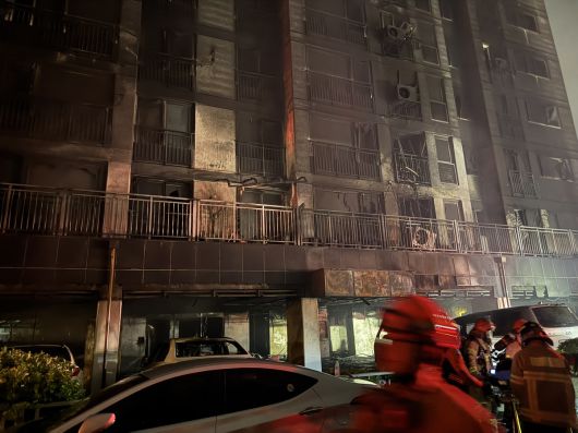 17일 오후 화재가 난 경기 광명시 소하동의 10층짜리 아파트 건물에서 소방대원들이 인명 검색을 벌이고 있다. 경기도소방재난본부 제공