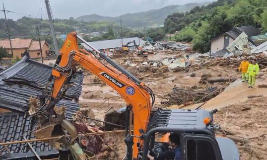 19일 오후 폭우로 발생한 산사태로 주택이 매몰돼 주민 3명이 실종된 경남 산청군 산청읍 부리마을에서 경남소방이 굴착기를 투입해 인명 수색에 나서고 있다. 경남소방본부 제공
