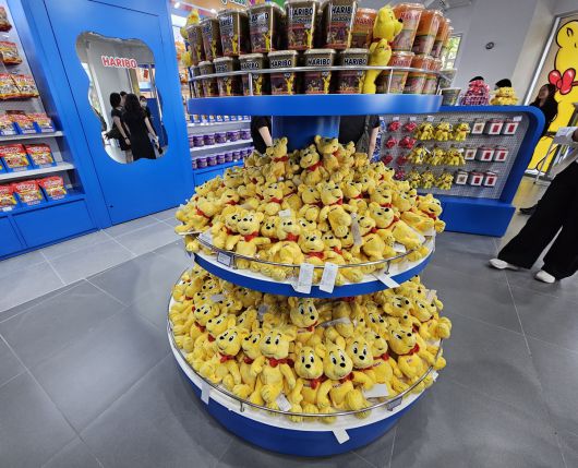 여주프리미엄아울렛 내 ‘하리보 스토어’에 각종 굿즈가 진열돼 있다.