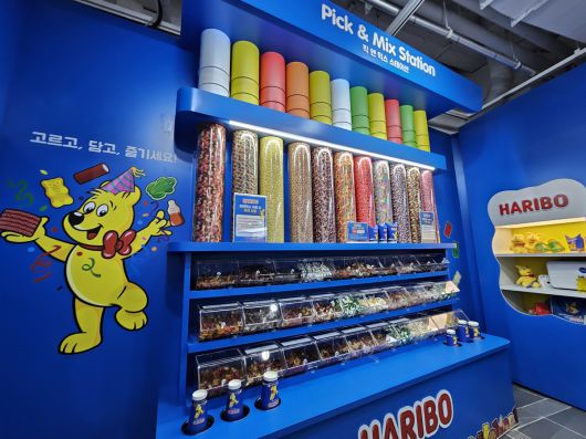 여주프리미엄아울렛 내 ‘하리보 스토어’의 ‘픽 앤 믹스 스테이션’에서는 각종 젤리를 직접 골라담을 수 있다.