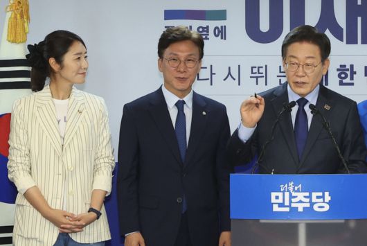 이재명 대통령이 의원 재직 시절인 2024년 7월 10일 서울 여의도 중앙당사에서 당대표 출마 선언을 하고 있다. 당시 강선우∙김민석 최고위원 후보가 이 대통령 옆에 서 있다. 연합뉴스