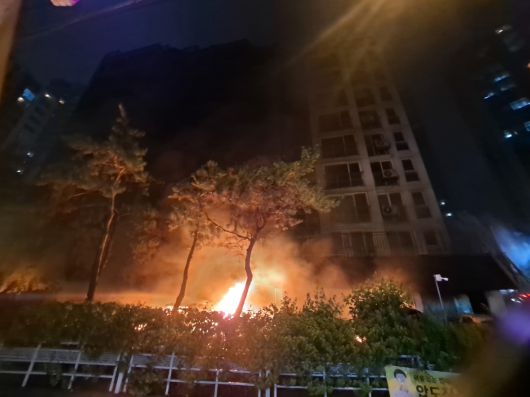 17일 오후 경기 광명시 소하동의 10층짜리 아파트 건물 1층 필로티 주차장에서 불길이 치솟고 있다. 경기도소방재난본부 제공