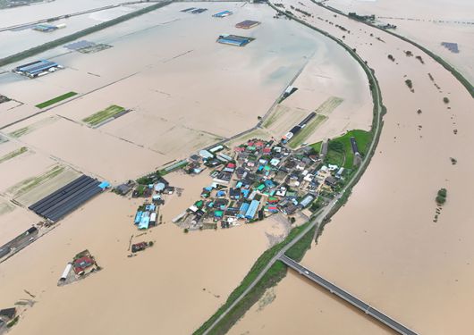지난 17일 충남 예산군 삽교읍 용동3리 일대 마을이 폭우로 침수돼 있다. 연합뉴스