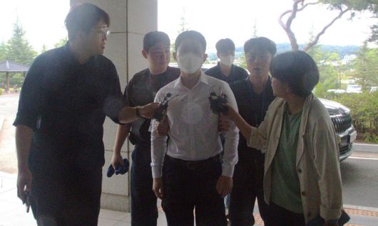 시험지 유출에 가담한 혐의를 받는 행정실장이 15일 구속영장 심사를 받기 위해 대구지방법원 안동지원에 출석하고 있다. 기말고사 기간 경북 지역 한 고교에서 전직 기간제 교사와 학부모가 교내에 무단 침입해 시험지를 빼돌리려 한 사건이 교육계에 충격을 주고 있다. 경찰은 이들이 학교 시설관리자와 조직적으로 공모한 정황을 포착한 것으로 알려졌다. 뉴스1