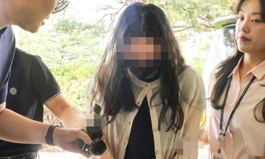 시험기간 중 학교에 무단 침입한 혐의(건조물 침입 등)로 구속 영장이 청구된 전직 기간제 교사 A(30대)씨가 지난 14일 대구지법 안동지원에 구속 전 피의자 심문(영장실질심사)을 받기 위해 이동하고 있다. 연합뉴스