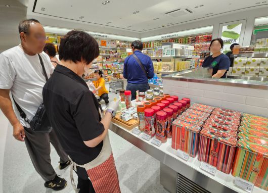 지난 18일 서울 중구 신세계면세점 명동점 11층 ‘테이스트 오브 신세계’ 팝업존에서 ‘케이첩’ 제품을 시식해보는 관광객 모습.