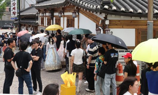 초복인 20일 서울 종로구의 한 삼계탕집에 시민들이 일렬로 줄을 서 차례를 기다리고 있다. 초복은 삼복 가운데 첫 번째 드는 복날로, 소서(小暑)와 대서(大暑) 사이에 위치해 본격적으로 더위가 오는 시기다. 이제원 선임기자