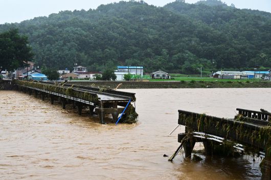 호우경보가 내려진 19일 오후 경남 산청군 문대마을 인근 문대교가 강한 물살에 붕괴돼 있다. 뉴시스
