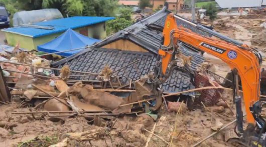 19일 오후 폭우로 발생한 산사태로 주택이 매몰돼 주민 3명이 실종된 경남 산청군 산청읍 부리마을에서 경남소방이 굴착기를 투입해 인명 수색에 나서고 있다. 경남소방본부 제공