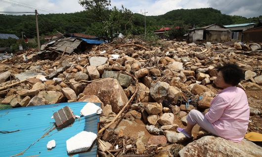 폭우에 따른 산사태로 쑥대밭이 된 산청군 산청읍 외정마을 주민이 20일 흔적도 없이 사라진 자택을 바라보는 모습. 뉴스1