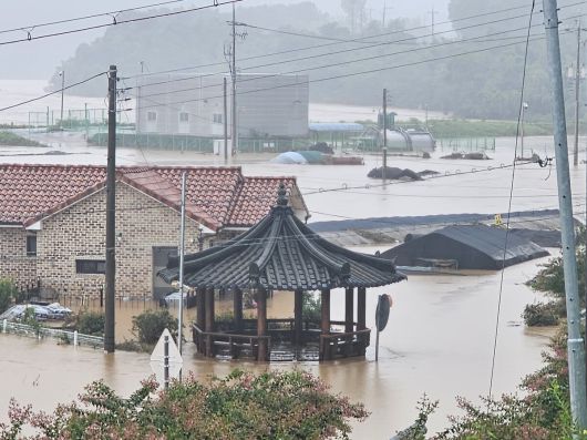 19일 경남 산청 생비량면 마을 일대가 집중호우로 인해 물에 잠겨있다. 뉴스1
