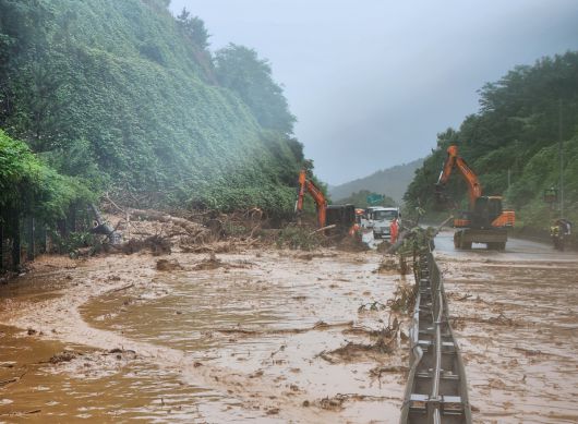 19일 경남 진주지역에 내린 집중호우로 인해 국도33호선인 진주시 집현면 집현터널~집현면 장흥교차로 구간에 토사가 유출돼 중장비를 동원해 제거작업을 벌이고있다. 뉴시스