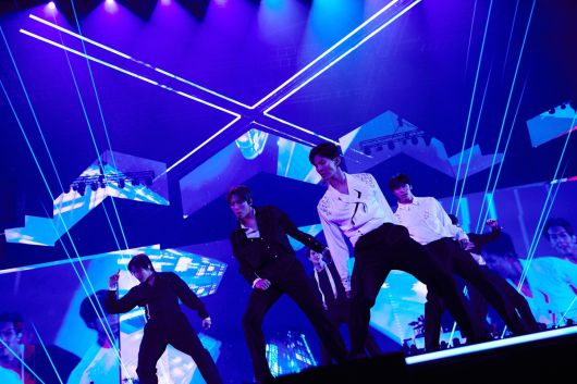 그룹 몬스타엑스가 20일 서울 송파구 KSPO돔에서 열린 단독 콘서트 ‘2025 몬스타엑스 커넥트 엑스’에서 열정적인 무대를 선보이고 있다. 스타십엔터테인먼트 제공