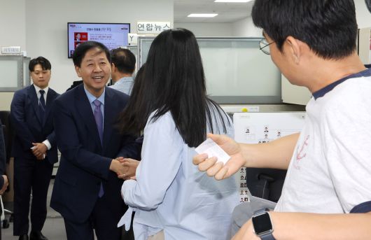 구윤철 부총리 겸 기획재정부 장관이 21일 정부세종청사 기재부 기자실을 찾아 출입 기자들과 인사를 나누고 있다.    연합뉴스