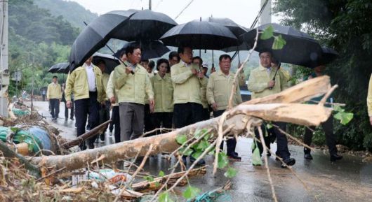 이재명 대통령이 21일 집중호우로 산사태가 발생한 경남 산청군 산청읍 부리마을에서 피해 상황을 점검하고 있다. 연합뉴스