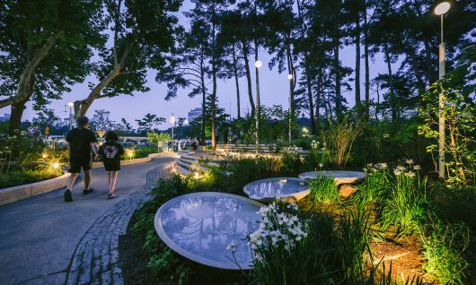 9월 말까지 무더위 약 12만평(40만㎡) 규모의 전 구역이 무더위쉼터로 지정된 보라매공원에서 시민들이 밤산책을 즐기고 있다. 서울시 제공