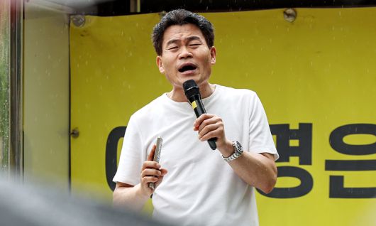 전직 한국사 강사 전한길 씨가 지난 18일 서울 서초구 서울중앙지방법원 앞에서 신자유연대 등 보수 단체가 개최한 집회에 참석해 윤석열 전 대통령의 석방을 촉구하고 있다. 뉴스1