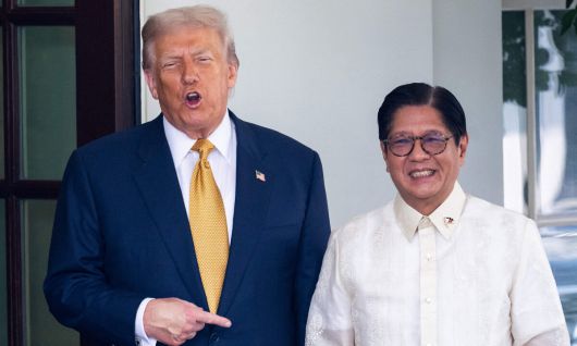 22일(현지시간) 도널드 트럼프 미국 대통령(왼쪽)이 백악관을 방문한 페르디난드 마르코스 주니어 필리핀 대통령을 환영하고 있다. AFP연합뉴스