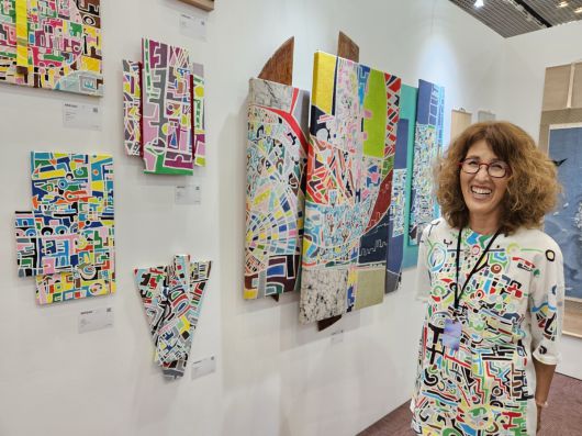 사치요 사카키바라가 자신의 작품에 쓰인 문양과 이를 만드는 납결방식에 대해 설명하고 있다.