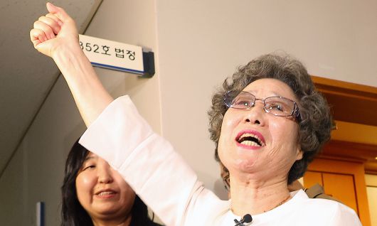 61년 전 자신을 성폭행하려던 남성의 혀를 깨물어 중상해 혐의 유죄 판결을 받았던 최말자(78)씨가 23일 부산지법에서 열린 재심 첫 공판을 마치고 법정을 나서며 손을 치켜 들며 "이겼습니다"를 외치고 있다. 연합뉴스
