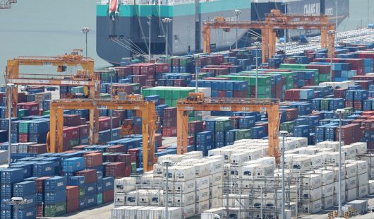 도널드 트럼프 행정부가 상호관세 부과 시점으로 설정한 8월 1일이 임박하고 있다. 사진은  21일 경기 평택시 포승읍 평택항에 수출용 컨테이너들이 세워져 있는 모습. 평택=뉴스1