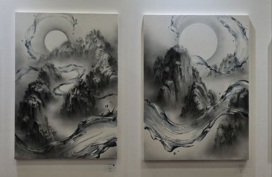 전통산수화를 현대 시각으로 재해석한 정희진의 작품들은 시간의 흐름 속에서도 결코 변치 않는 아름다움을 추구한다.