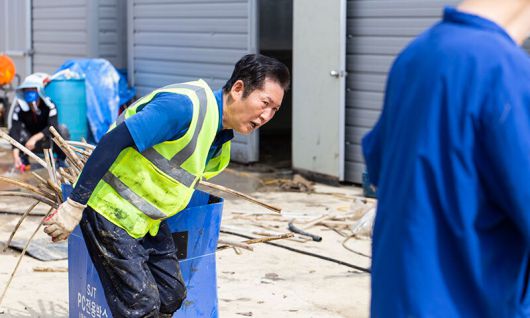수해복구 현장 ‘작업반장’을 자처한 더불어민주당 정청래 당 대표 후보가 23일 충남 아산시 염치읍에서 수해복구 봉사활동을 펼쳤다. 정청래 의원실 제공.