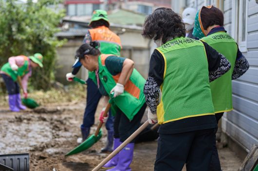 대전광역시 자원봉사단원들이 충남 아산시 수해 피해현장에서 진흙더미를 거둬내며 수해복구에 구슬땀을 흘렸다. 아산시 제공
