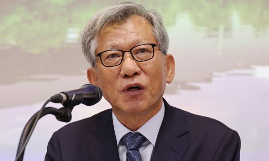 유홍준 신임 국립중앙박물관장이 24일 서울 용산구 국립중앙박물관에서 열린 기자간담회에서 소감을 밝히고 있다. 연합뉴스