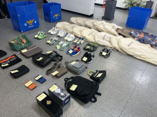 경찰이 주범 A씨 주거지에서 압수한 명품.