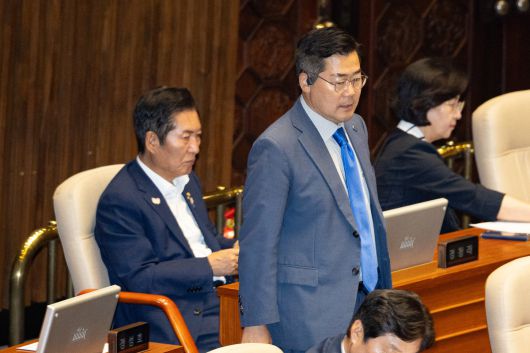 더불어민주당 당대표 후보인 박찬대(오른쪽), 정청래 의원이 23일 서울 여의도 국회에서 열린 제427회국회(임시회) 제2차 본회의에 참석하고 있다. 뉴스1