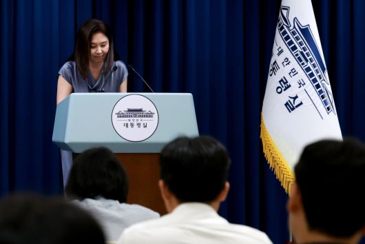 강유정 대통령실 대변인이 지난 23일 서울 용산 대통령실 청사에서 강선우 여성가족부 장관 후보자 사퇴 관련 브리핑을 마친 뒤 인사하고 있다. 연합뉴스