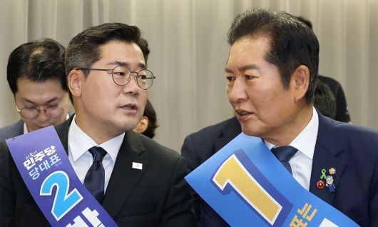 더불어민주당 정청래(오른쪽), 박찬대 당대표 후보가 지난 20일 서울 여의도 중앙당사에서 열린 '당대표 및 최고위원 선출을 위한 영남권 합동연설회'에서 대화하고 있다. 뉴스1