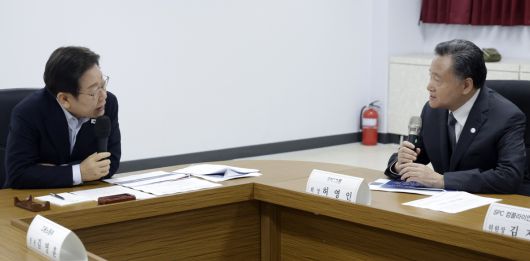 이재명 대통령이 25일 경기 시흥시 SPC 삼립 시흥 공장에서 열린 산업재해 근절 현장 노사간담회에서 허영인 SPC그룹 회장에게 근로자 노동 환경 등에 대해 질문하고 있다.시흥=연합뉴스
