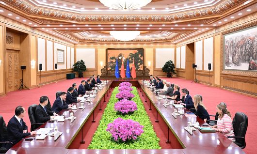 시진핑 중국 국가주석이 24일(현지시간) 중국 베이징 인민대회당에서 열린 제25차 중국-유럽연합(EU) 정상회의에 참석해 안토니우 코스타 EU 정상회의 상임의장, 우르줄라 폰데어라이엔 EU 집행위원장, 카야 칼라스 EU 외교안보 고위대표와 회담하고 있다. 신화연합뉴스