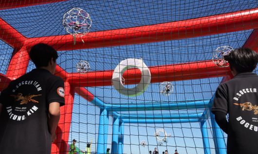 ‘2025 고흥 드론 서머비치 페스타’ 전국드론축구대회에서 출전 선수들이 경기를 하고 있다. 고흥=이제원 선임기자