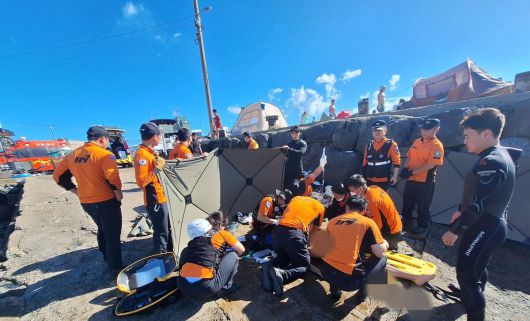 26일 월령포구 스노클링 사고 구급 장면. 제주도소방안전본부 제공