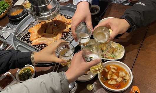 한 음식점에서 시민들이 술잔을 부딪치고 있다. 연합뉴스