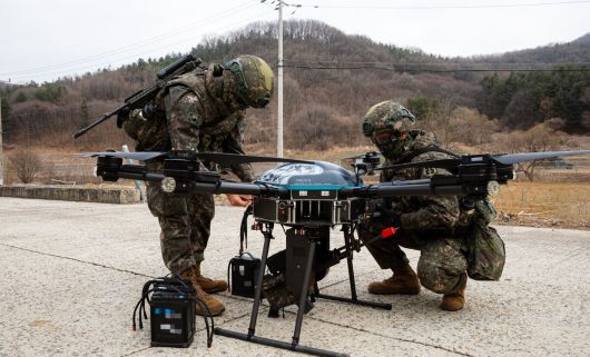 육군 장병들이 의심시설을 정찰하는 훈련을 하기에 앞서 소총사격무인정찰기를 점검하고 있다. 육군 제공