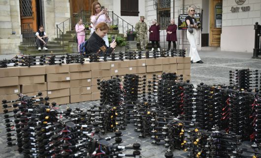 우크라이나 리비우에서 시민들이 광장에 높인 FPV 드론들을 촬영하고 있다. AP 통신