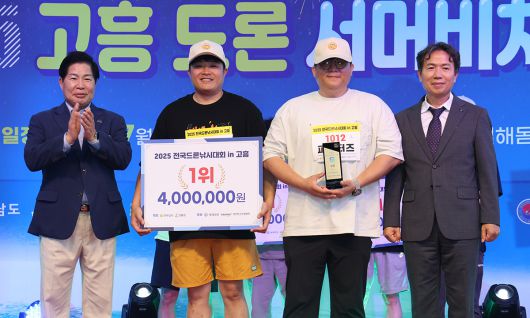 전라남도와 고흥군 주최, 세계일보 등 주관으로 26일 전남 고흥군 남열해돋이해수욕장 일원에서 열린 '2025 고흥 드론 서머비치 페스타' 개막식에서 드론낚시대회 1위를 차지한 파이터즈 팀이 공영민 고흥군수(왼쪽), 세계일보 박찬준 영업관리본부장(오른쪽)과 함께 기념촬영하고 있다. 고흥=허정호 선임기자