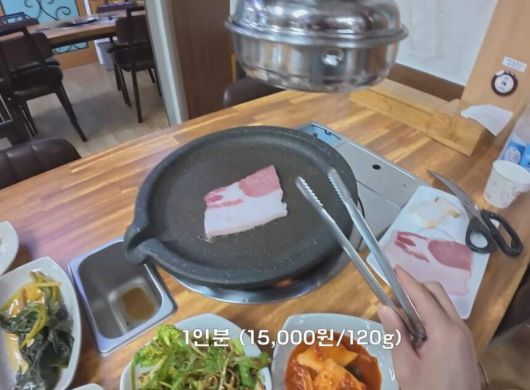 '비계 삼겹살' 제공으로 논란이 된 울릉도 고깃집이 영업정지 7일 처분을 받았다. 유튜브 갈무리