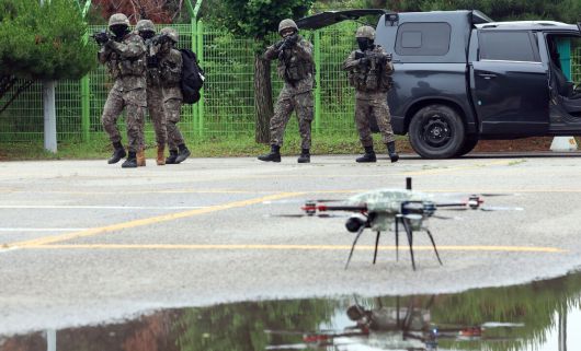 육군 장병들이 적의 드론 공격을 제압하는 훈련을 하고 있다. 육군 제공
