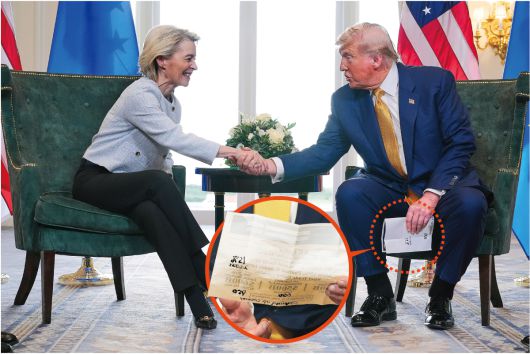 또 고쳐 쓴 투자액 도널드 트럼프 미국 대통령(오른쪽)과 우르줄라 폰데어라이엔 유럽연합 집행위원장이 27일(현지시간) 영국 스코틀랜드 턴베리에서 무역 협상을 타결한 후 악수하고 있다. 트럼프 대통령이 들고 있는 ‘EU 제안’이란 제목의 문서(빨간 원)에는 EU가 당초 제시했던 관세율, 대미 투자액 등이 수정된 숫자가 적혀 있다. 턴베리=AP연합뉴스