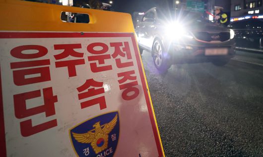 경찰이 도로에서 음주·약물 운전 특별단속을 하고 있다. 뉴스1