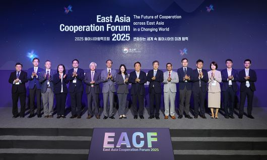 지난 15일 서울 웨스틴조선호텔에서 열린 ‘2025 동아시아협력포럼’에 참석한 국내외 외교 전문가들이 기념촬영을 하고 있다. 외교부 제공