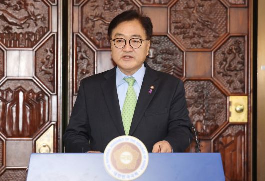 우원식 국회의장이 2024년 12월 당시 윤석열 대통령이 선포한 비상계엄령이 국회 본회의에서 해제된 직후 긴급 담화문을 발표하고 있다. 세계일보 자료사진